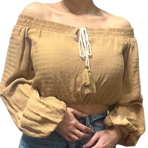 💙 ❤️ Tan off the shoulders crop top with front keyhole